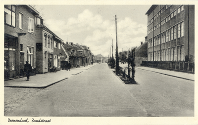 14752 Gezicht in de Zandstraat met bebouwing te Veenendaal uit het oosten.